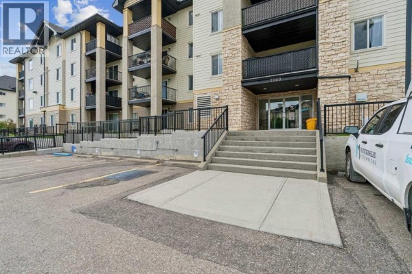 7207, 304 Mackenzie Way Sw, Airdrie, AB, photo 2