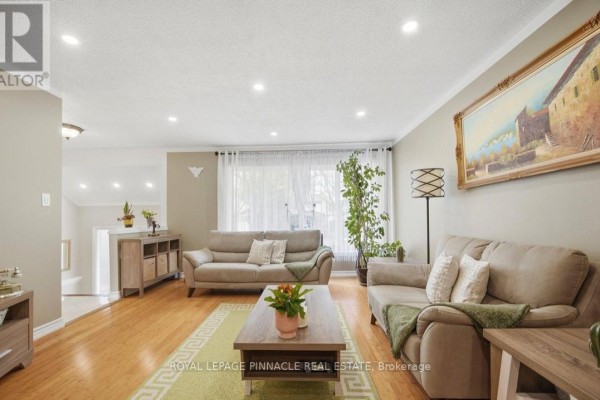 Living room - 7217 Fayette Circle, Mississauga, ON L5N1Y5 Photo 4