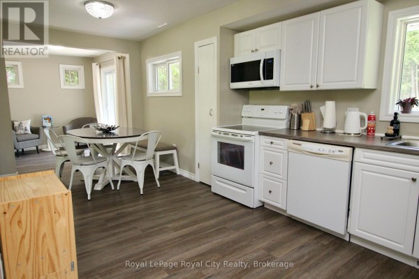 Family room - 7221 6 Highway, Northern Bruce Peninsula, ON N0H2R0 Photo 5