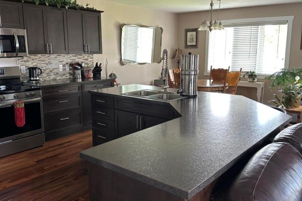 3pc Ensuite bath - 725 Centre Street, Shaunavon, SK S0N0M0 Photo 5