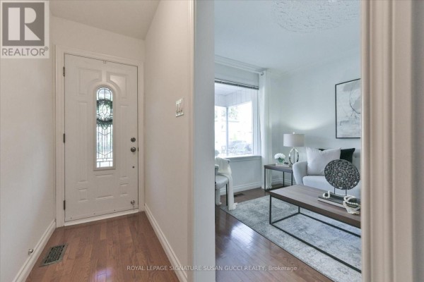 Dining room - 725 Sammon Avenue, Toronto, ON M4C2E3 Photo 2