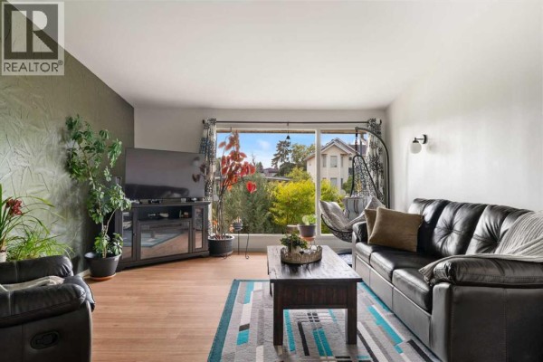 4pc Bathroom - 726 68 Avenue Sw, Calgary, AB T2V0N2 Photo 4