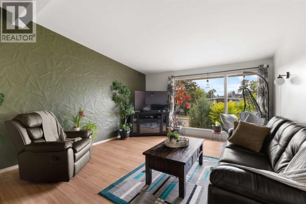 Primary Bedroom - 726 68 Avenue Sw, Calgary, AB T2V0N2 Photo 5