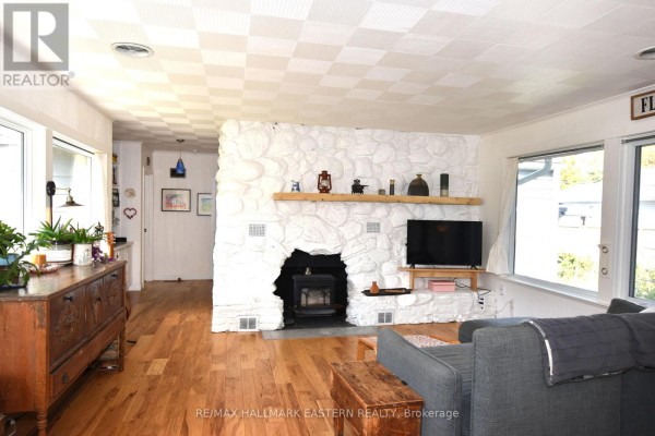 Kitchen - 726 Fairbairn Street, Peterborough, ON K9H6B6 Photo 4