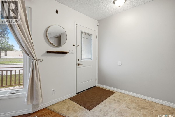Living room - 726 Mcintosh Street N, Regina, SK S4R5Z4 Photo 3