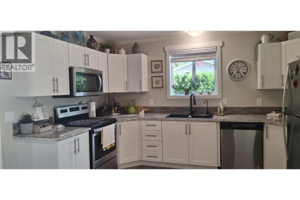 3pc Ensuite bath - 726 Whitehead Street, Sicamous, BC V0E2V1 Photo 2