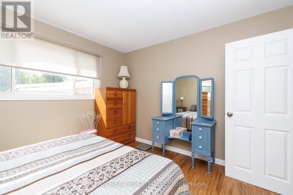 Bedroom with dresser, vanity, and bed - 7260 Mccoll Drive Niagara Falls
