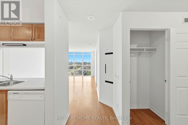 727 - 18 Mondeo Drive, Toronto, ON M1P5C8 Photo 3