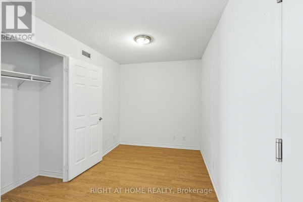 727 - 18 Mondeo Drive, Toronto, ON M1P5C8 Photo 4