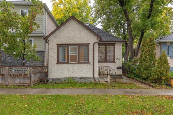 Living room - 727 Lorette Avenue, Winnipeg, MB R3M1T8 Photo 3
