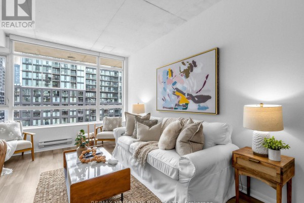 Living room - 728 - 333 Adelaide Street E, Toronto, ON M5A4T4 Photo 5
