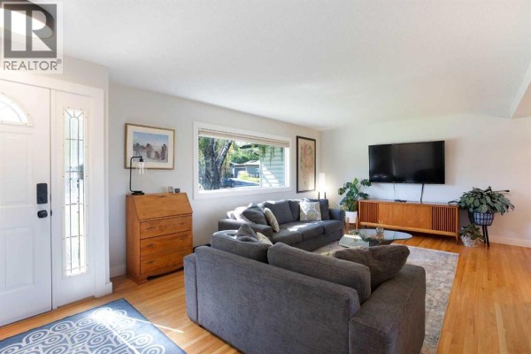 Living room - 728 71 Avenue Sw, Calgary, AB T2V0R4 Photo 5