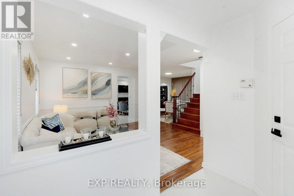 Living room - 7283 Bread Fruit Lane, Mississauga, ON L5N8H6 Photo 4