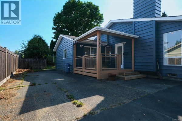729 Holm Rd, Campbell River, BC, photo 2