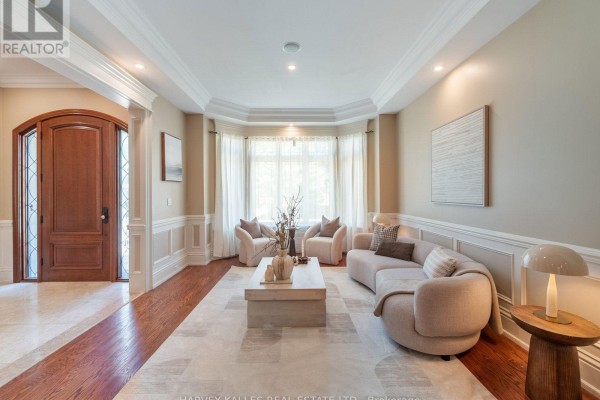 Family room - 73 Carmichael Avenue, Toronto, ON M5M2W8 Photo 4