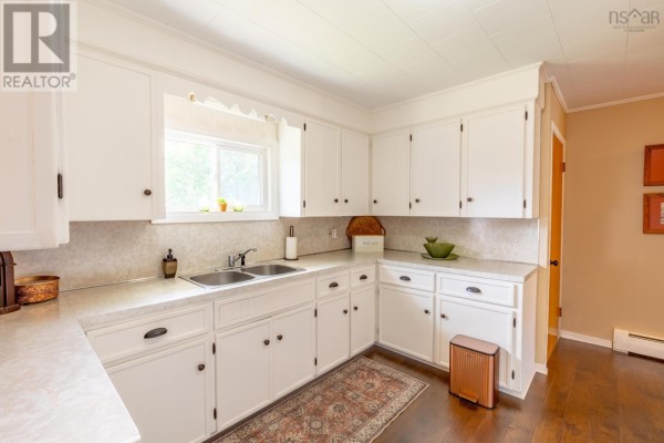 3pc Bathroom - 73 King Street, Yarmouth, NS B5A2Y2 Photo 5