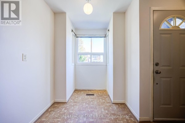 Laundry room - 73 Spring Forest Square, Toronto, ON M1S4X3 Photo 4