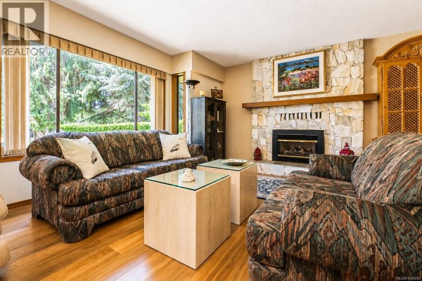 730 Viaduct Ave E, Saanich, BC, photo 2