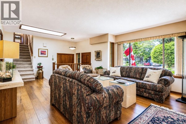 730 Viaduct Ave E, Saanich, BC, photo 3