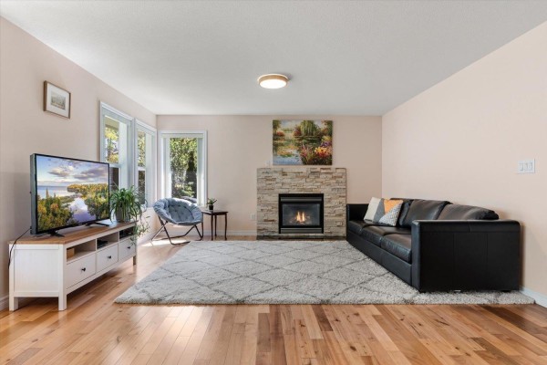 Living room - 7304 Mount Thurston Drive, Eastern Hillsides, Chilliwack, BC V4Z0A3 Photo 4