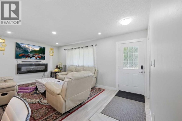 Living room - 731 Maryvale Way Ne, Calgary, AB T2A2V8 Photo 5