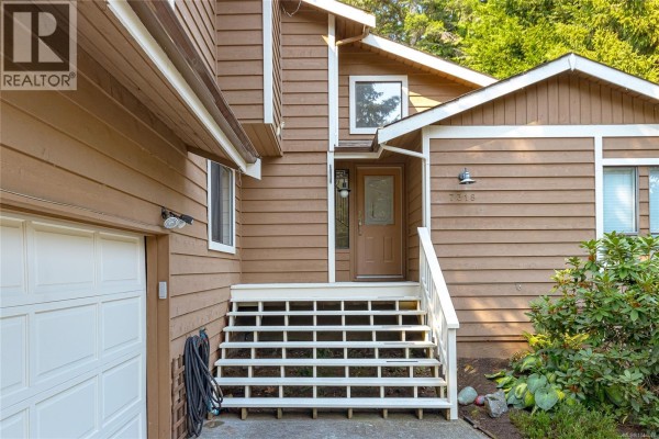 Ensuite - 7318 Veyaness Rd, Central Saanich, BC V8M1M3 Photo 4