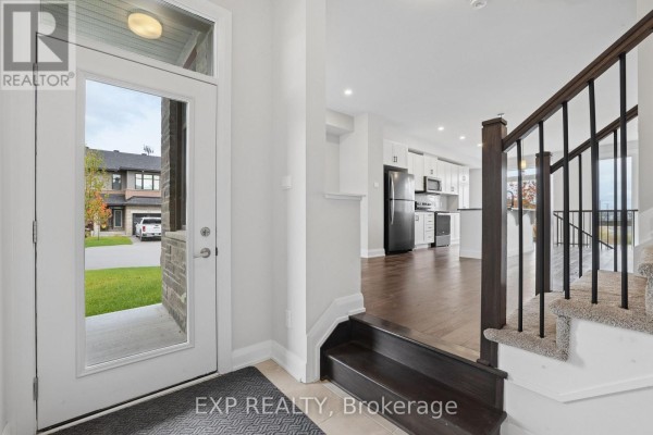 Living room - 734 Ploughman Place, Ottawa, ON K2S3C5 Photo 5