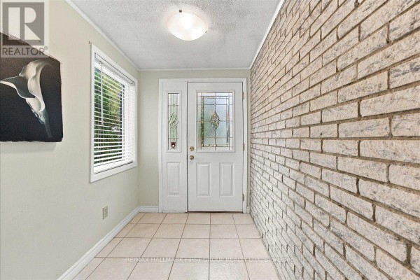 Living room - 735 Bermuda Avenue, Oshawa, ON L1J6B1 Photo 3