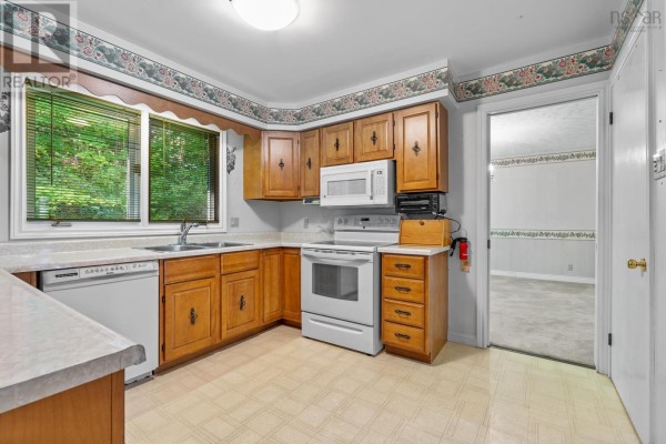 Eat in kitchen - 74 Barrett Road, Beaver Bank, NS B4G1A9 Photo 5