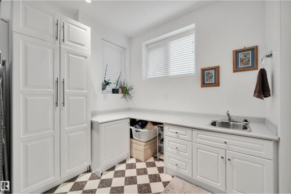 Kitchen - 74 Beauvista Dr, Sherwood Park, AB T8A3X1 Photo 3