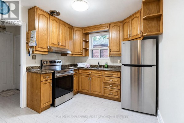 Kitchen - 74 Cannon Road, Toronto, ON M8Y1S1 Photo 3