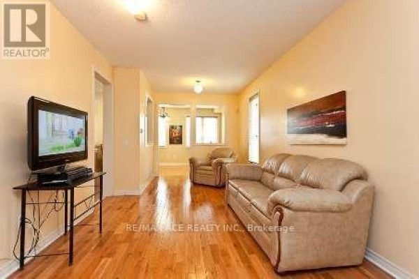 Family room - 74 Mourning Dove Crescent, Toronto, ON M1B6A8 Photo 3