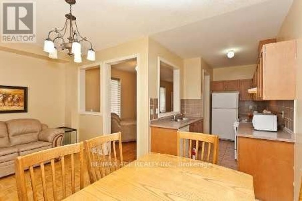 Kitchen - 74 Mourning Dove Crescent, Toronto, ON M1B6A8 Photo 4