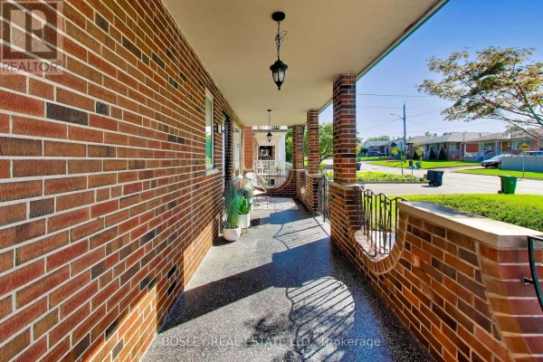 Laundry room - 74 Raven Road, Toronto, ON M6L2A7 Photo 5