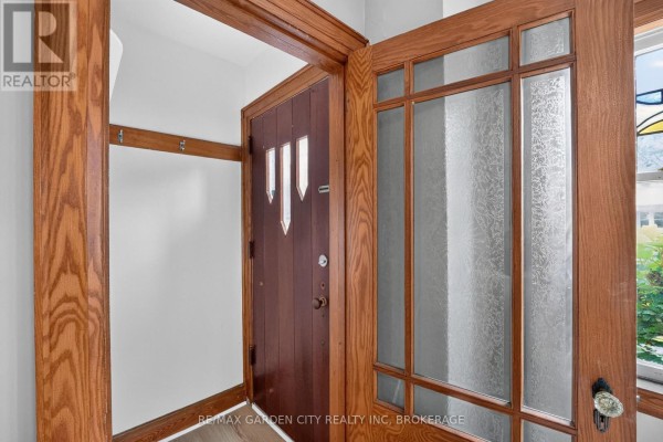 Living room - 74 Wiley Street, St  Catharines, ON L2R4G6 Photo 3