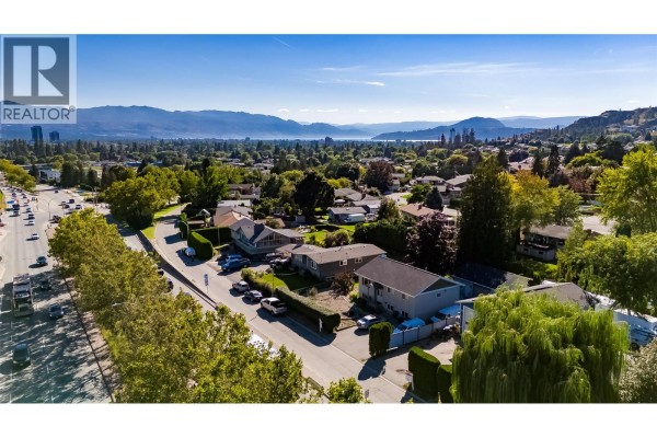 Living room - 740 Glenmore Drive, Kelowna, BC V1Y4N8 Photo 5