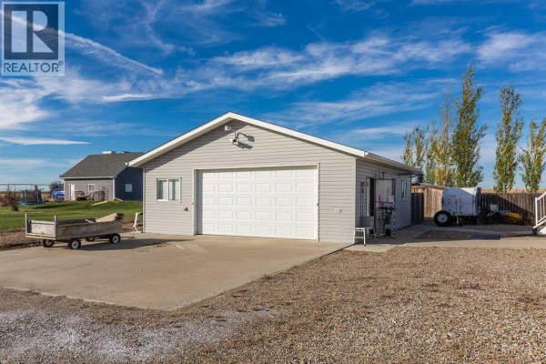 Primary Bedroom - 74006 Rr204, Rural Lethbridge County, AB T1K8G8 Photo 4