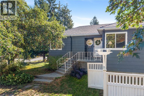 Living room - 741 Cowper St, Saanich, BC V9A2G1 Photo 2