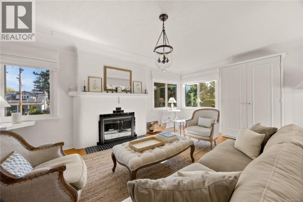 Dining room - 741 Cowper St, Saanich, BC V9A2G1 Photo 3
