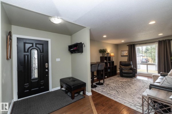 Family room - 7412 33 Av Nw, Edmonton, AB T6K1J4 Photo 3