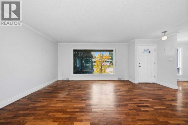 Hall - 7412 Fleetwood Drive Se, Calgary, AB T2H0X1 Photo 5