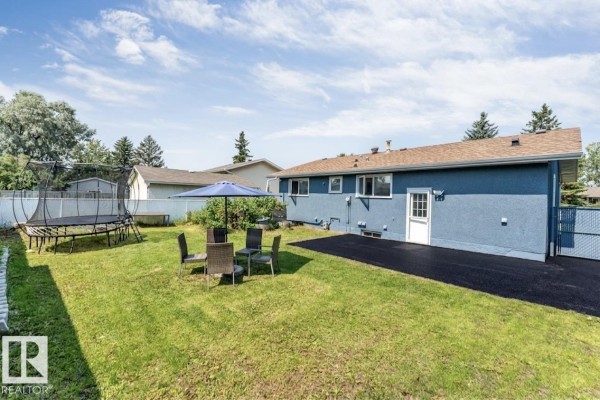 Kitchen - 7419 33 Av Nw, Edmonton, AB T6K1J5 Photo 3