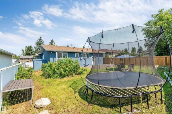 Primary Bedroom - 7419 33 Av Nw, Edmonton, AB T6K1J5 Photo 4