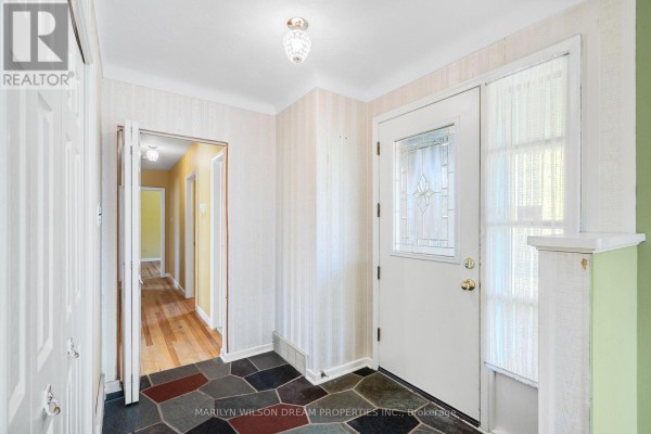 Living room - 742 Cork Street, Ottawa, ON K1G1X9 Photo 3
