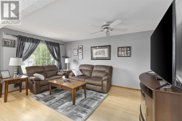 Living room - 742 Pine St, Sault Ste  Marie, ON P6B3G1 Photo 3
