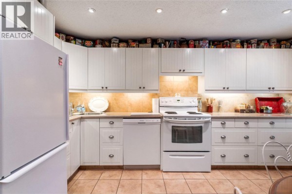 Kitchen - 7420 Stampede Trail, Anglemont, BC V0E1M8 Photo 4