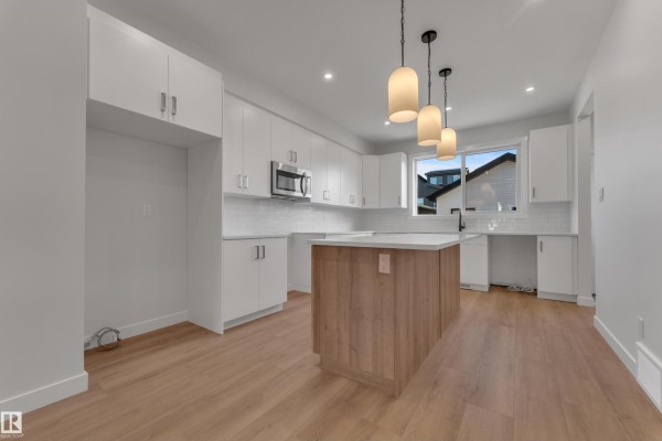 Kitchen - 7428 Klapstein Cr Sw, Edmonton, AB T6W5N7 Photo 3