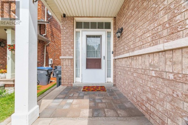 Family room - 7443 Russian Olive Close, Mississauga, ON L5N8N7 Photo 4