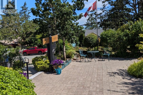 Patio - 745 Middleton St, Saanich, BC V9A2E1 Photo 2