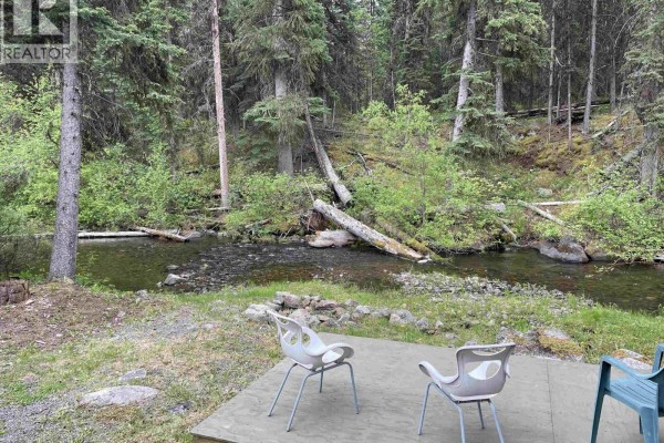 Living room - 7464 Burgess Road, Deka Lake / Sulphurous / Hathaway Lakes, BC V0K1X3 Photo 2